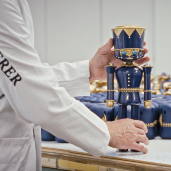 Bucherer a fabriqué des casse-noisettes peints à la main pour soutenir la Lampe magique