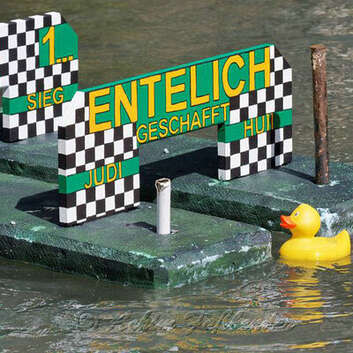 Des canards en caoutchouc s’affrontent dans une course sur la Kander au profit de la Lampe magique