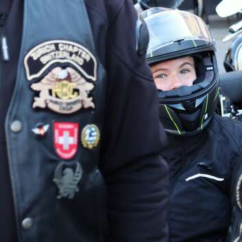 Leonie savoure l’aventure et la liberté sur le « Socius Harley »