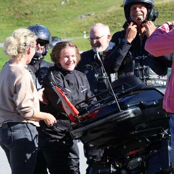 Leonie savoure l’aventure et la liberté sur le « Socius Harley »