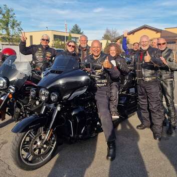 Leonie savoure l’aventure et la liberté sur le « Socius Harley »